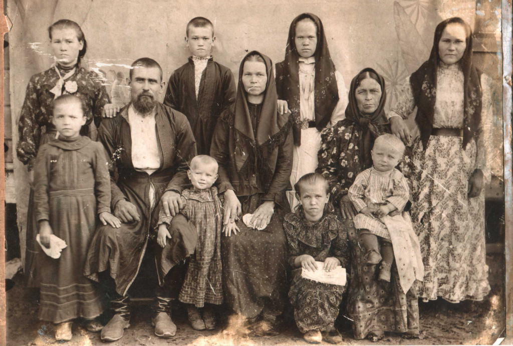 На фото: Первые поселенцы – казачья семья Гончаровых, занимались кузнечным делом. Из музея станицы